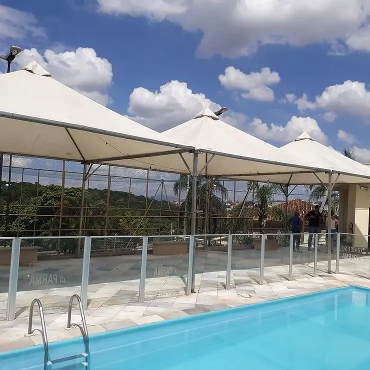 Cobertura de lona instalada em área de piscina